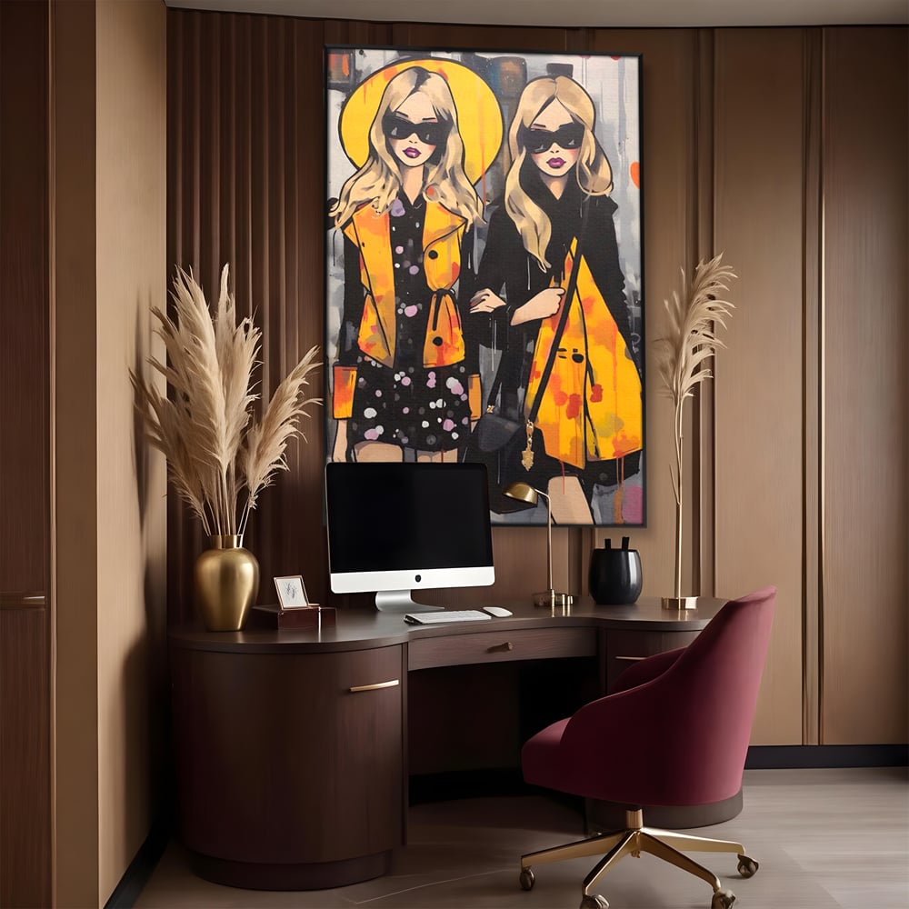 Tablou canvas cu ilustratie cu doua femei fashion, in rama de aluminiu negru, pe perete intr-un birou